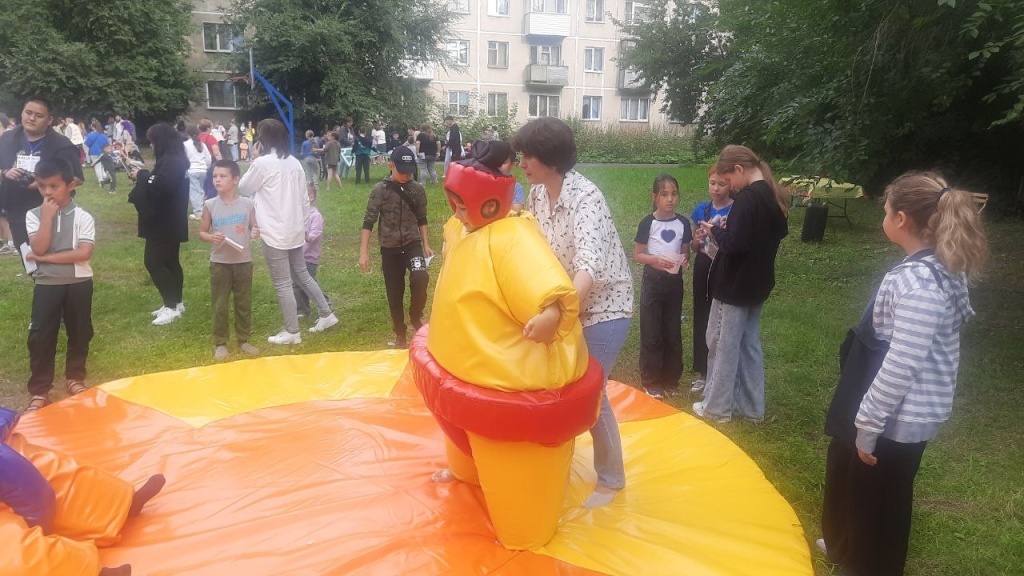 В Ленинском районе Новосибирска прошел спортивный праздник для жителей В Ленинском районе Новосибирска прошел спортивный праздник для жителей