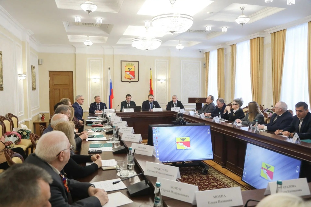 Мэр Воронежа Сергей Петрин и председатель гордумы Андрей Дьяченко открыли работу Общественной палаты нового созыва: утверждены ключевые инициативы на 2026 год