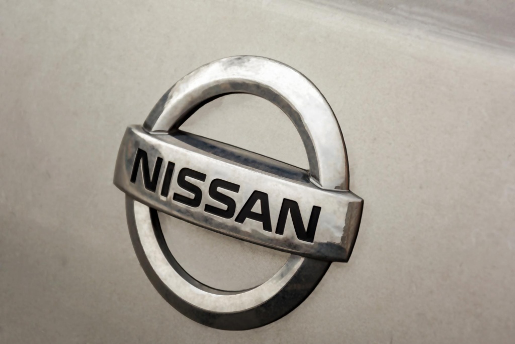 Акции Nissan упали на 6% после объявления о продаже доли Mercedes-Benz