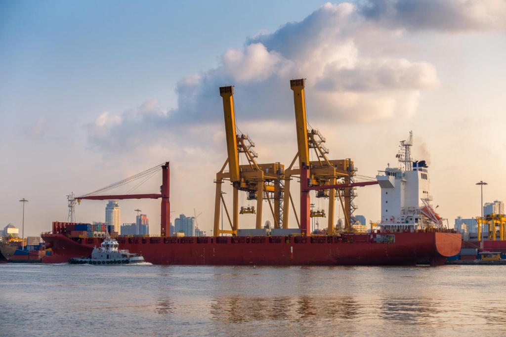 Бум экспорта электрокаров из Китая разгоняет спрос на перевозящие машины суда 