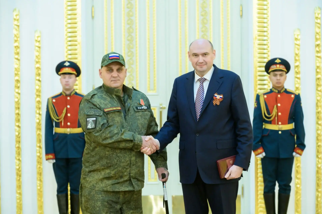 Честь и доблесть Оренбуржья: Евгений Солнцев вручил государственные и региональные награды