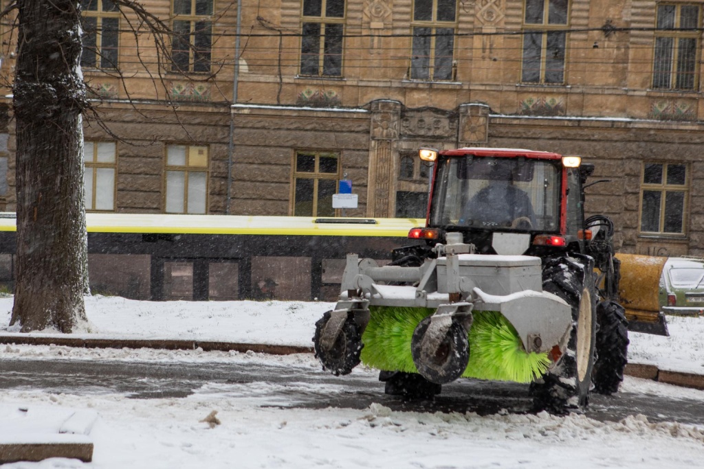 Мэр Самары проверил подготовку техники к уборке города в зимний период