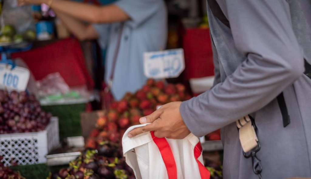 Глава Следственного комитета поручил разобраться с незаконными действиями мигрантов на рынке в Самаре