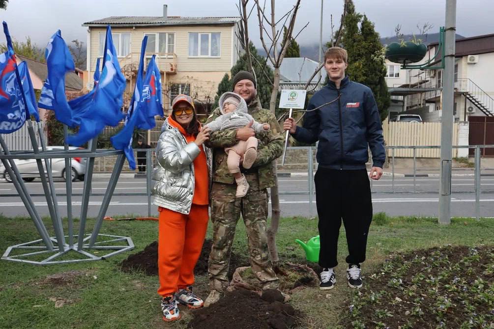 Геленджик озеленяют в рамках экопроекта «Дерево нашей семьи» Геленджик озеленяют в рамках экопроекта «Дерево нашей семьи»