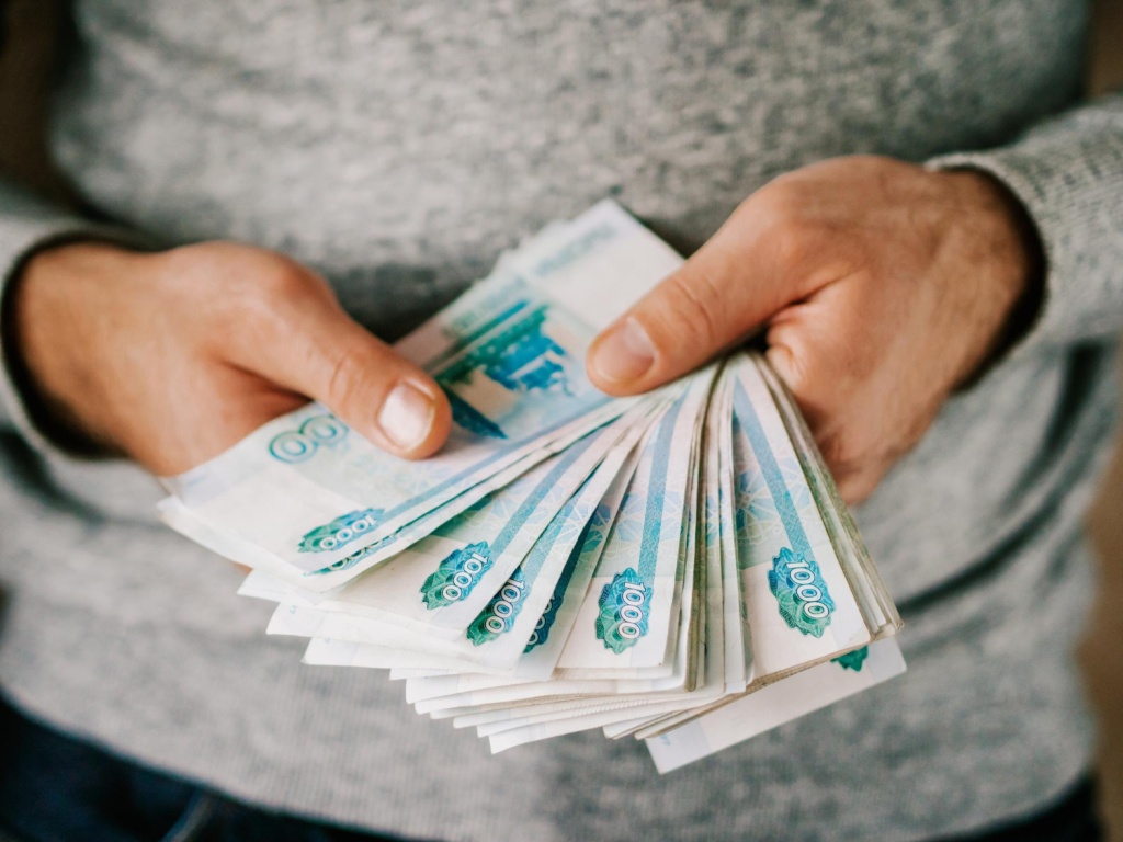 «Известия»: в начале года в РФ резко снизился объем наличных в обращении