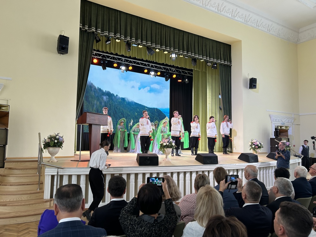 Депутат Воронежской гордумы Константин Ашифин вручил награды преподавателям ВГЛУ в честь 95-летия легендарного Лестеха Депутат Воронежской гордумы Константин Ашифин вручил награды преподавателям ВГЛУ в честь 95-летия легендарного Лестеха