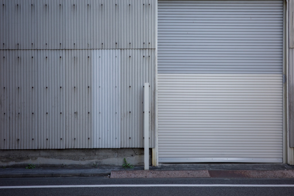 Владельцев металлических гаражей в Первомайском районе Новосибирска попросили демонтировать их