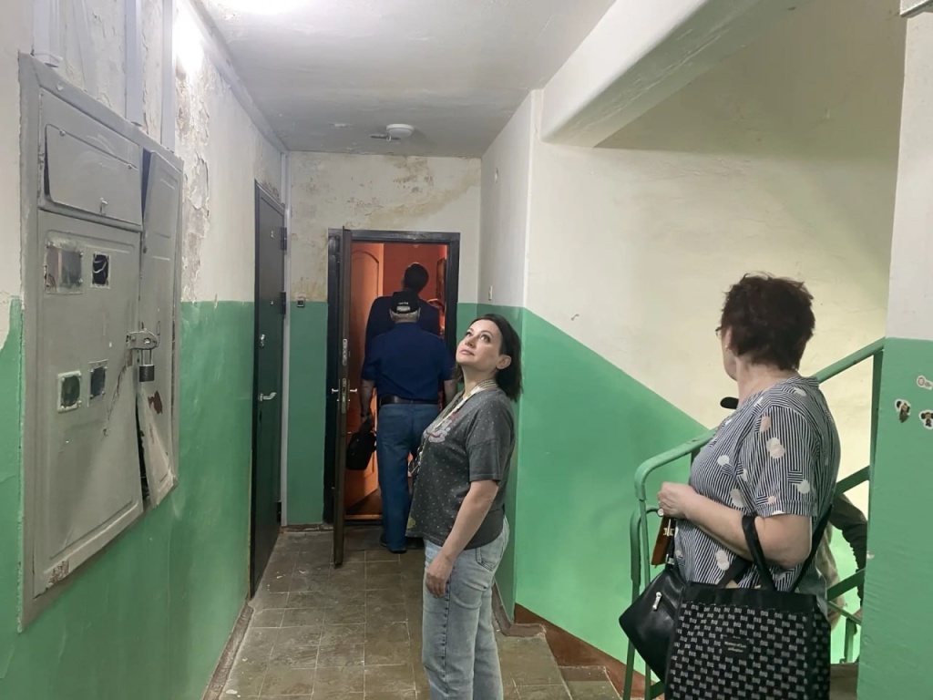 Уполномоченный главы Пушкинского взяла на контроль проблемы дома на Ярославском шоссе: Нина Ушакова обсудила с жильцами ремонт кровли, подъездов и благоустройство двора