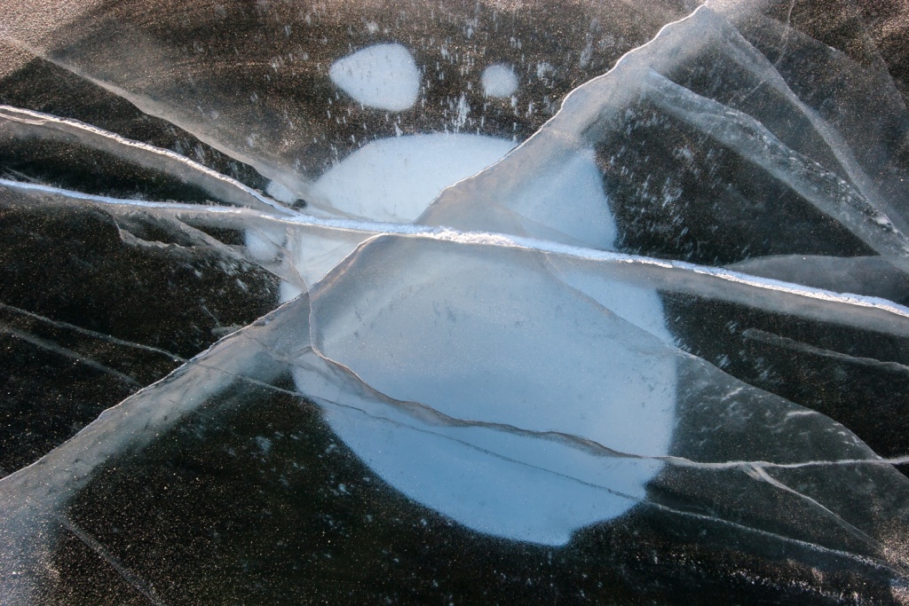 В Оренбурге началась распиловка льда на реке Урал около автомобильного моста