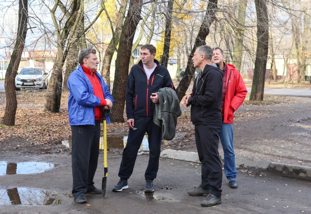 Мэр Воронежа Сергей Петрин принял участие в озеленении бульвара Отличников