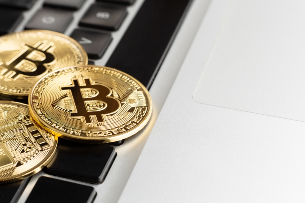 Курс биткоина подобрался к отметке 64 тысячи долларов Курс биткоина подобрался к отметке 64 тысячи долларов