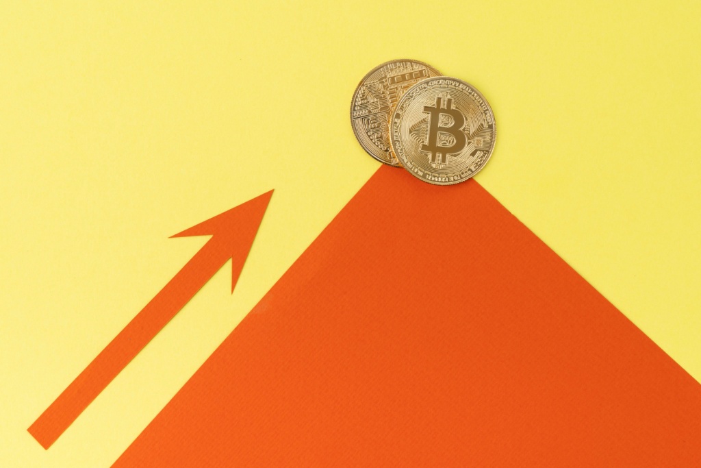 Стоимость биткоина поднималась до 64 тысяч долларов Стоимость биткоина поднималась до 64 тысяч долларов