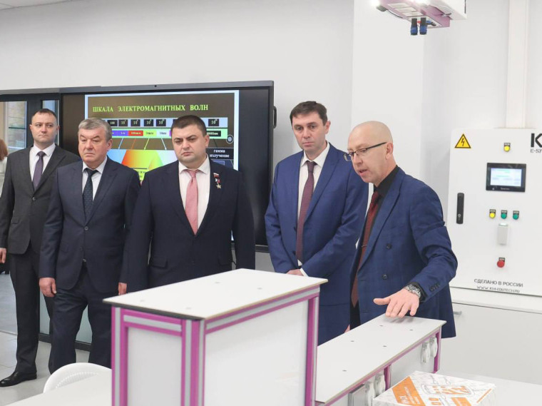 Глава Воронежа Сергей Петрин высоко оценил результаты реконструкции здания СОШ № 45, назвав его одним из лучших в городе