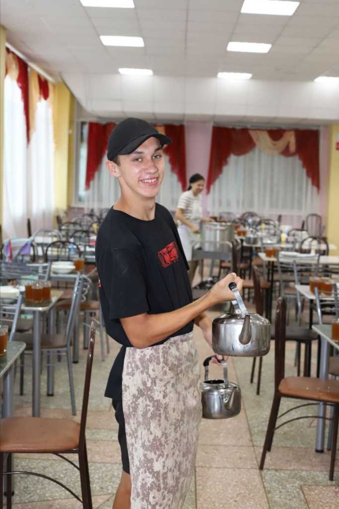 Дети проводят каникулы на территории под Ангарском, на склоне таежной горы в экологически чистой зоне.