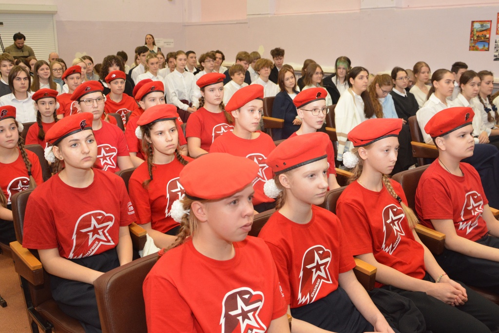 Андрей Дьяченко встретился со школьниками Воронежа: «Каждый должен быть готов встать на защиту Родины»