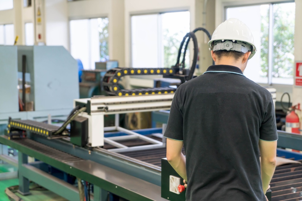 Дефицит кадров увеличивает число вакансий и зарплаты в обрабатывающей отрасли РФ