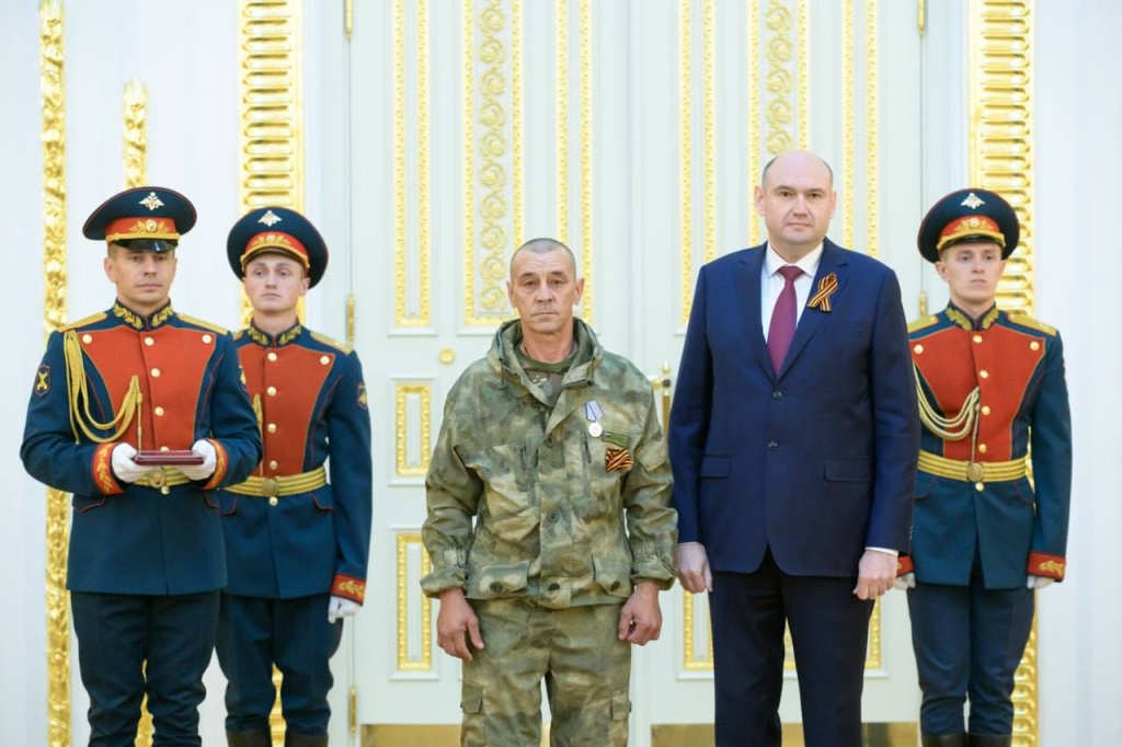 Врио Оренбургской области Евгений Солнцев вручил 49 государственных наград жителям региона